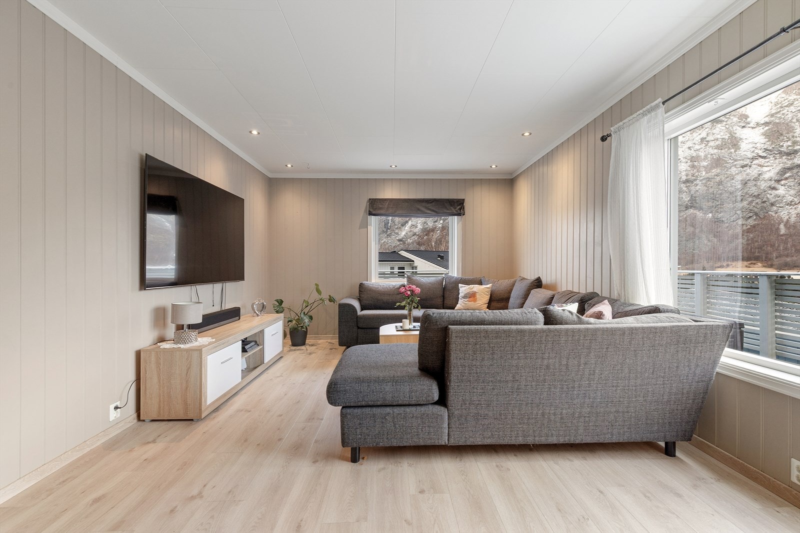 Stova har downlights i tak, og gode vindaugsflater med godt lysinnslepp. Galleribilde