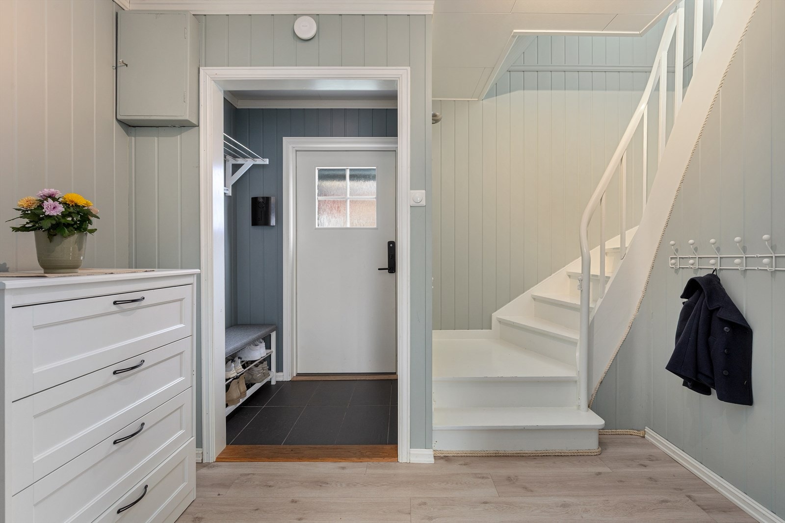 Praktisk entré og gang med moglegheiter til å henge frå seg yttertøy og sette frå seg sko. Galleribilde