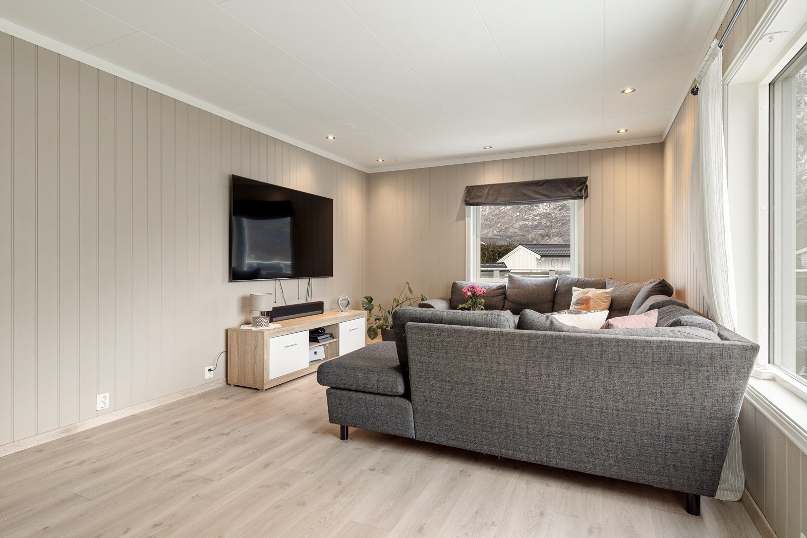 Stova er romsleg med plass til sofa og spisegruppe. Galleribilde