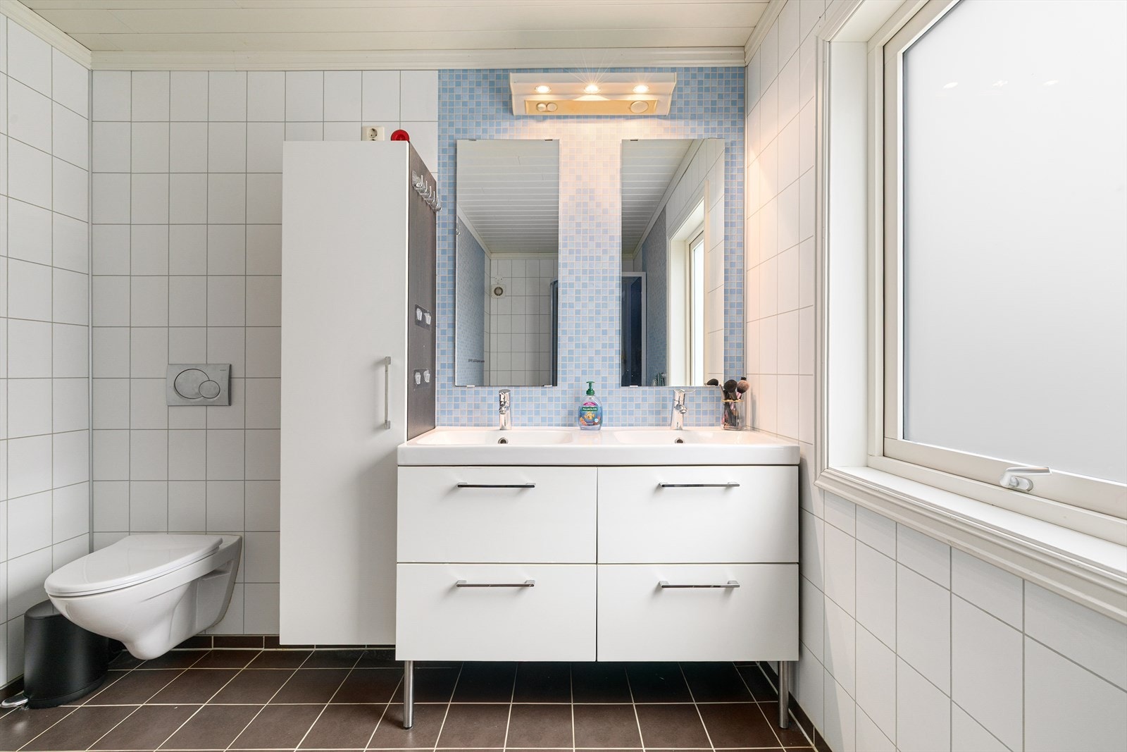 Vegghengt toalett. Galleribilde