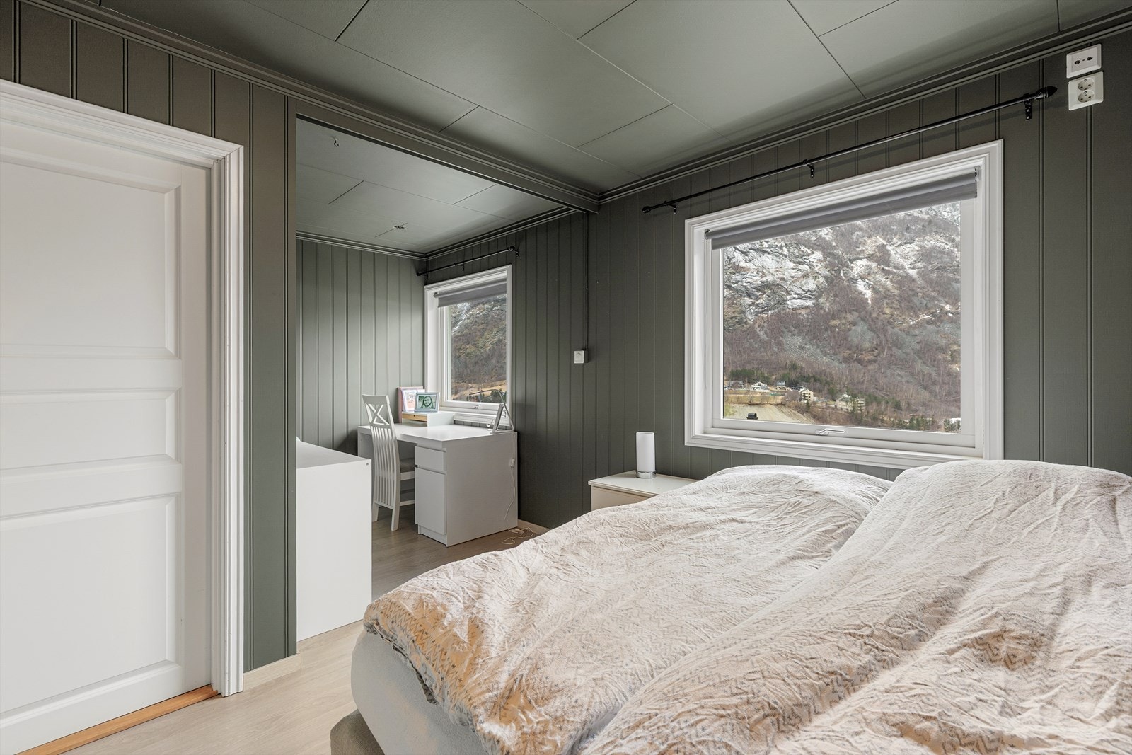 Romsleg soverom med plass til dobbeltseng, og garderobe. Galleribilde