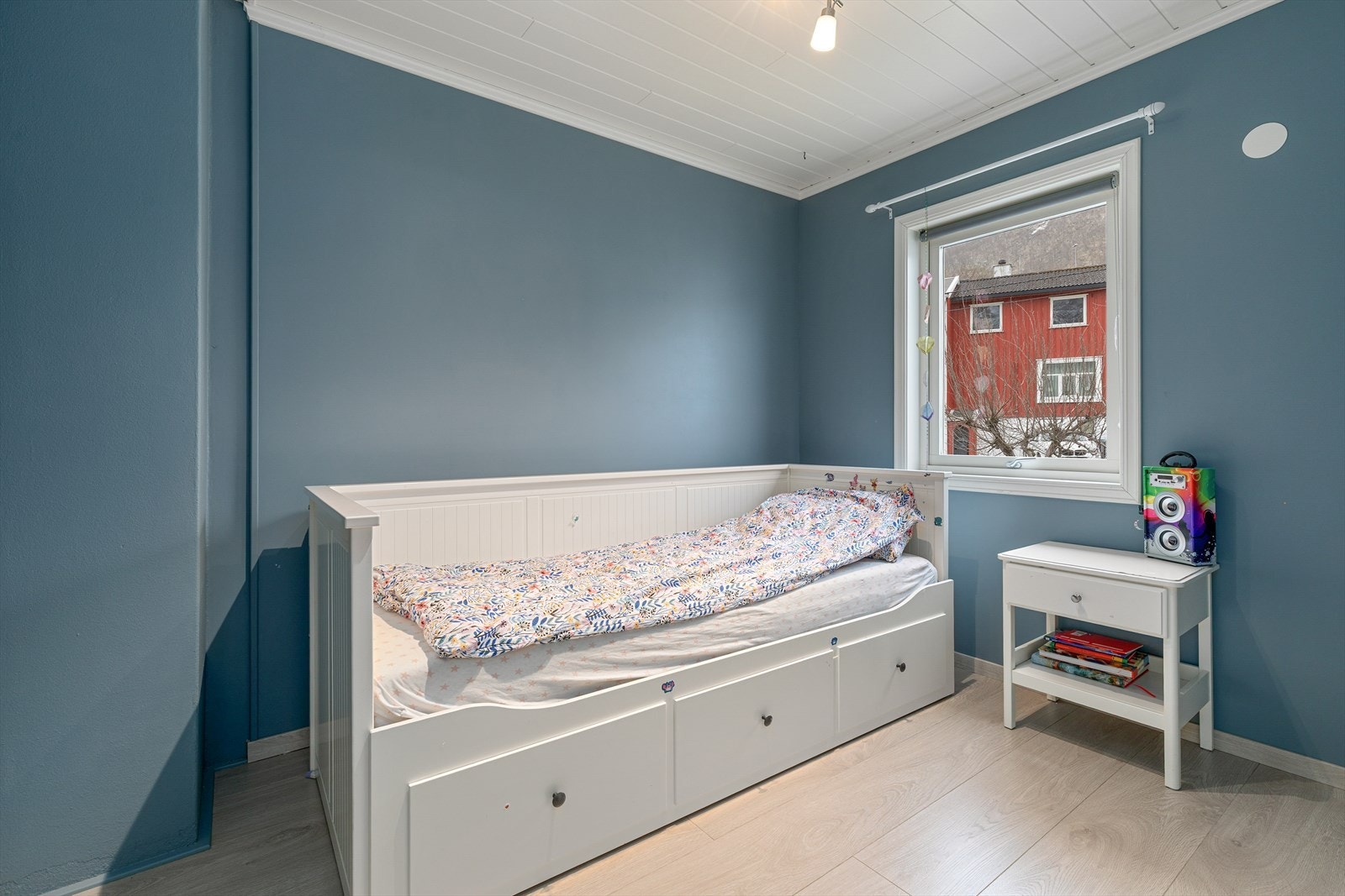 Soverom med plass til seng og nattbord. Galleribilde