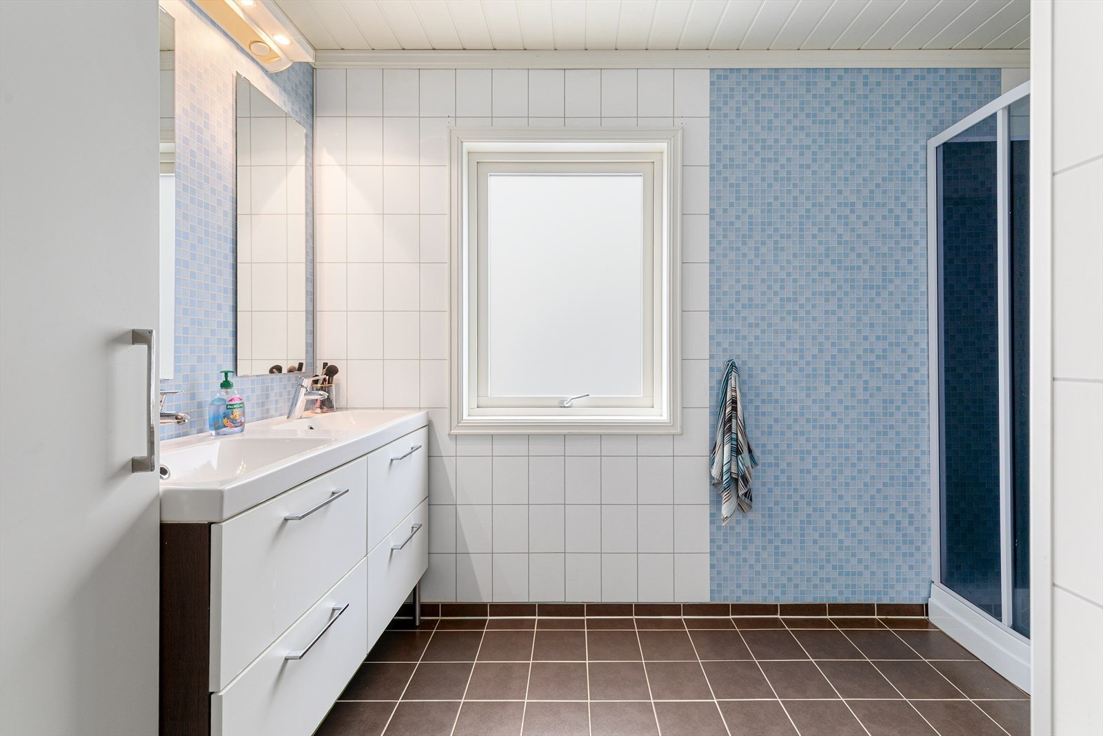 Bad med dobbeltservant og dusjkabinett. Galleribilde