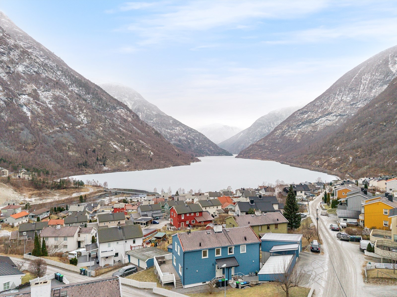 Her bur du i trygge omgivelsar med nærheit til barnehage, fritidsaktivitetar og servicetilbod. Galleribilde