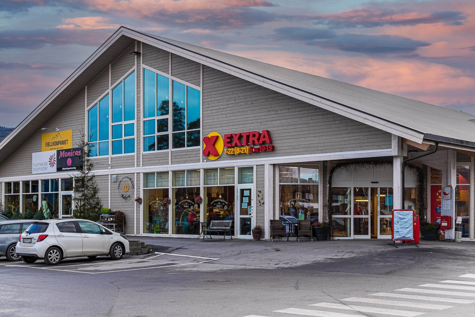 Dagligvarehandel gjøres enkelt på Extra Veggli, beleilig plassert ved starten av veien opp til hytta. Her er det også elbillader. Galleribilde