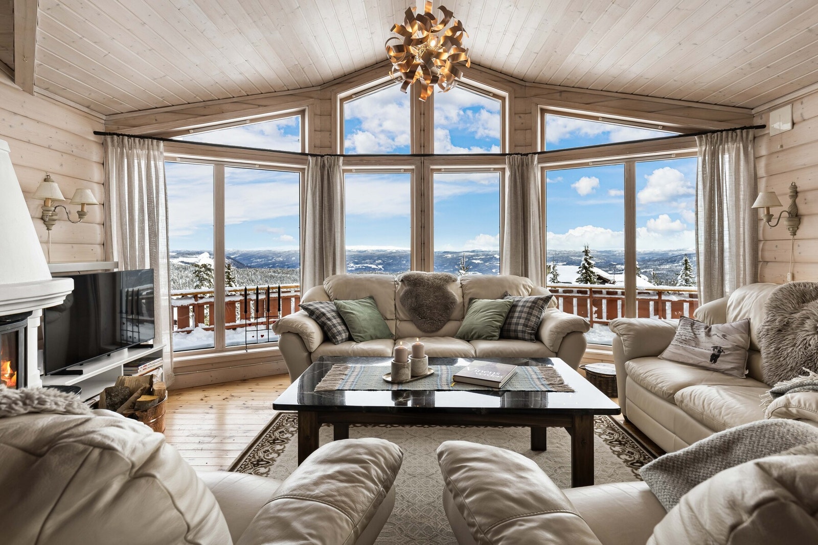 Fra stuen har du en fantastisk utsikt gjennom store vindusflater, som samtidig slipper inn rikelig med naturlig lys. Galleribilde