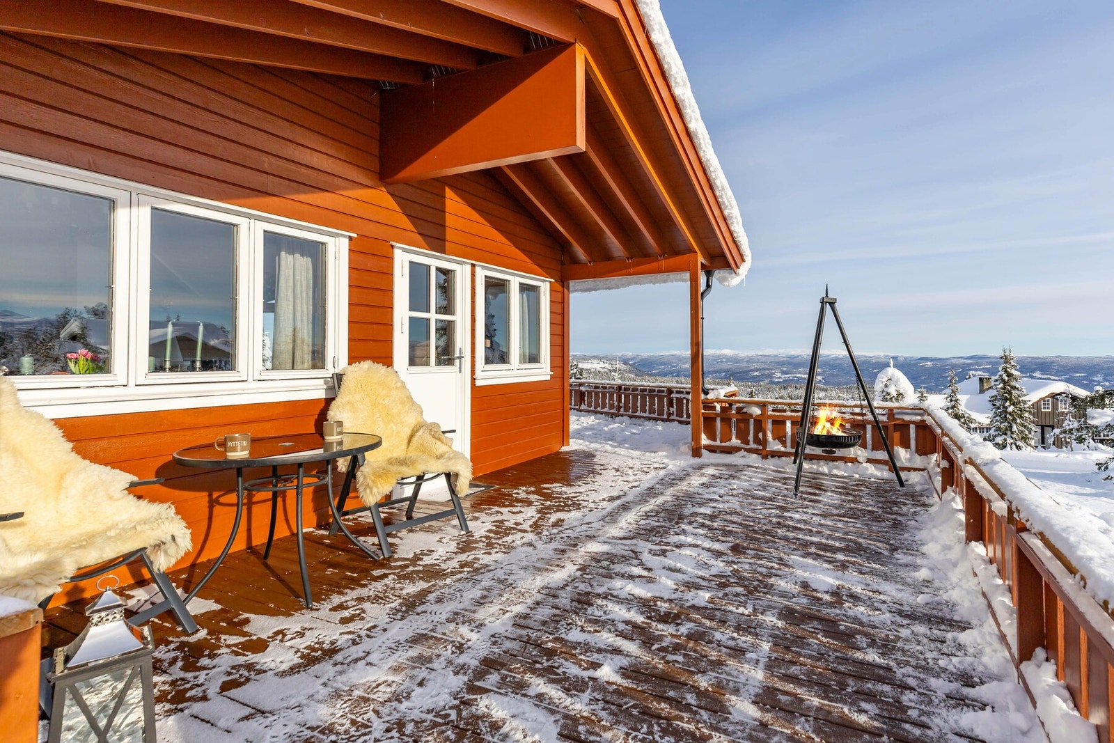 Stor terrasse på 45 kvm hvor du kan nyte gode solforhold og fantastisk utsikt. Galleribilde