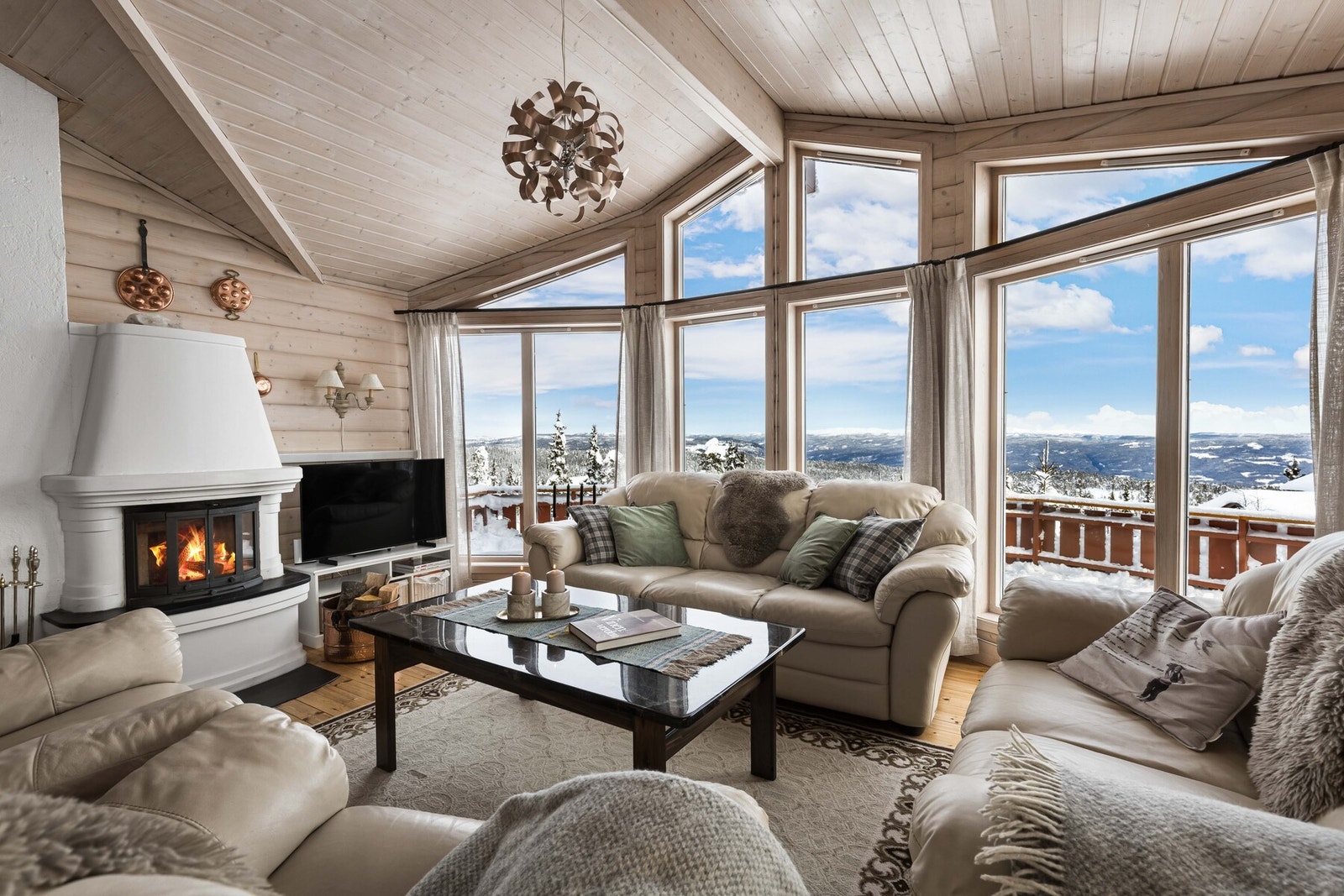 Hytten har en gjennomgående fin standard med generøs takhøyde og panoramautsikt! (Fotograf Kasper Wallinga) Galleribilde