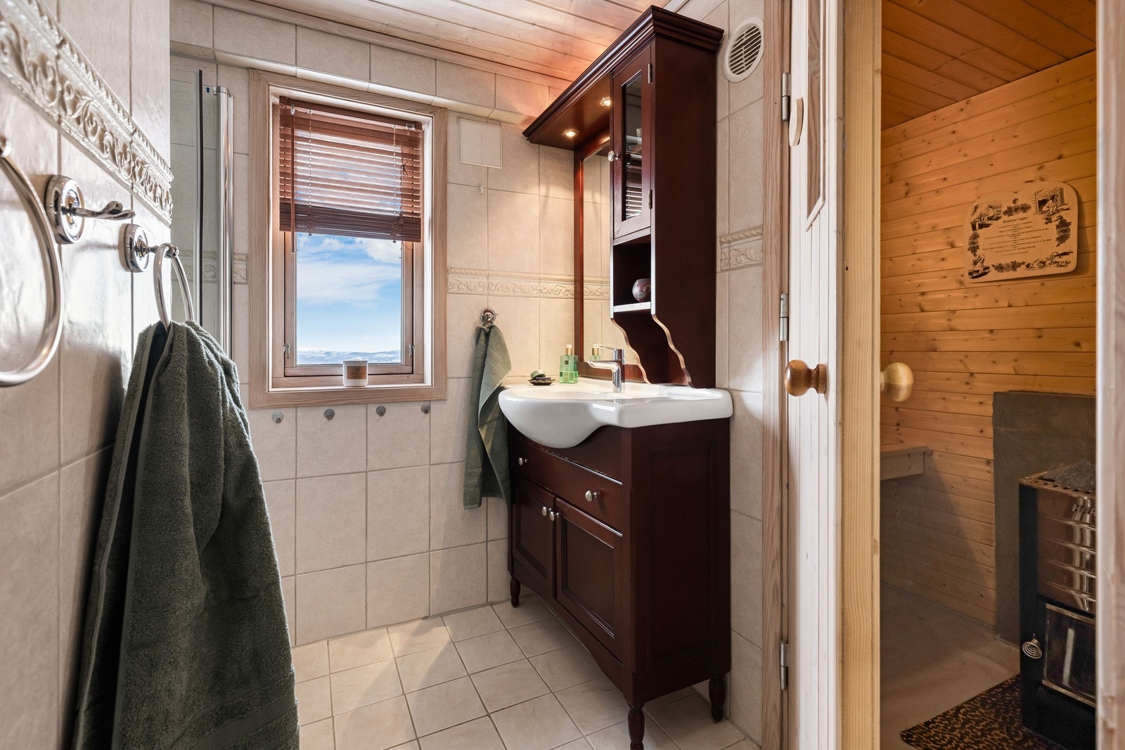 Flislagt baderom med dusjnisjé og badstue Galleribilde