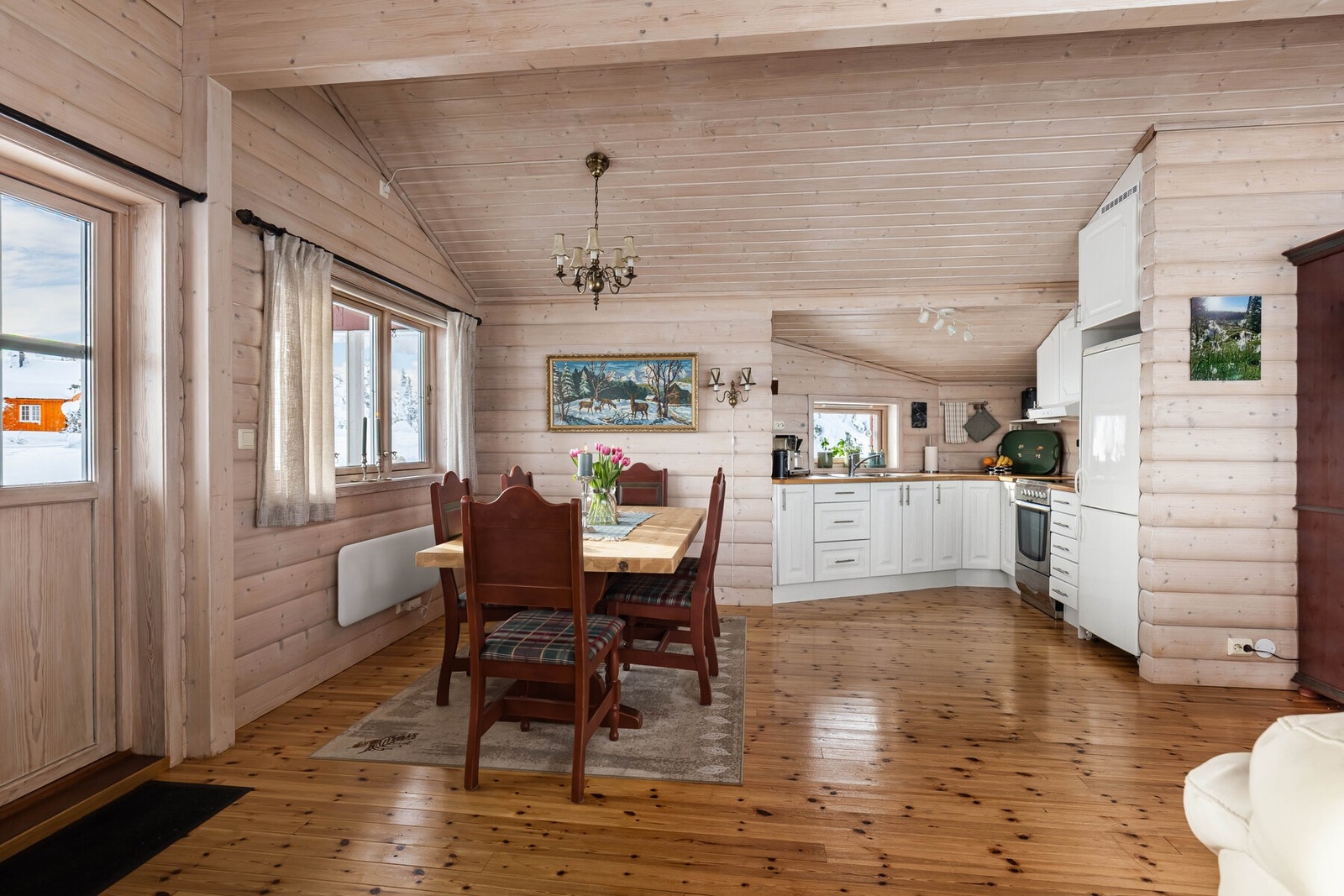 Spisestuen ligger sosialt tilknyttet kjøkkenet. Galleribilde