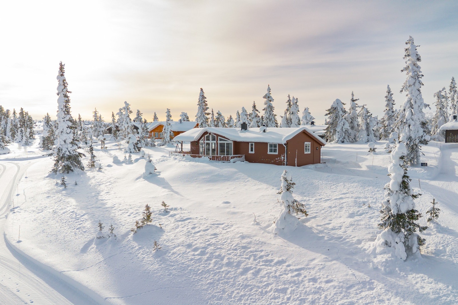 Hytten ligger usjenert på romslig selveiet tomt. Galleribilde