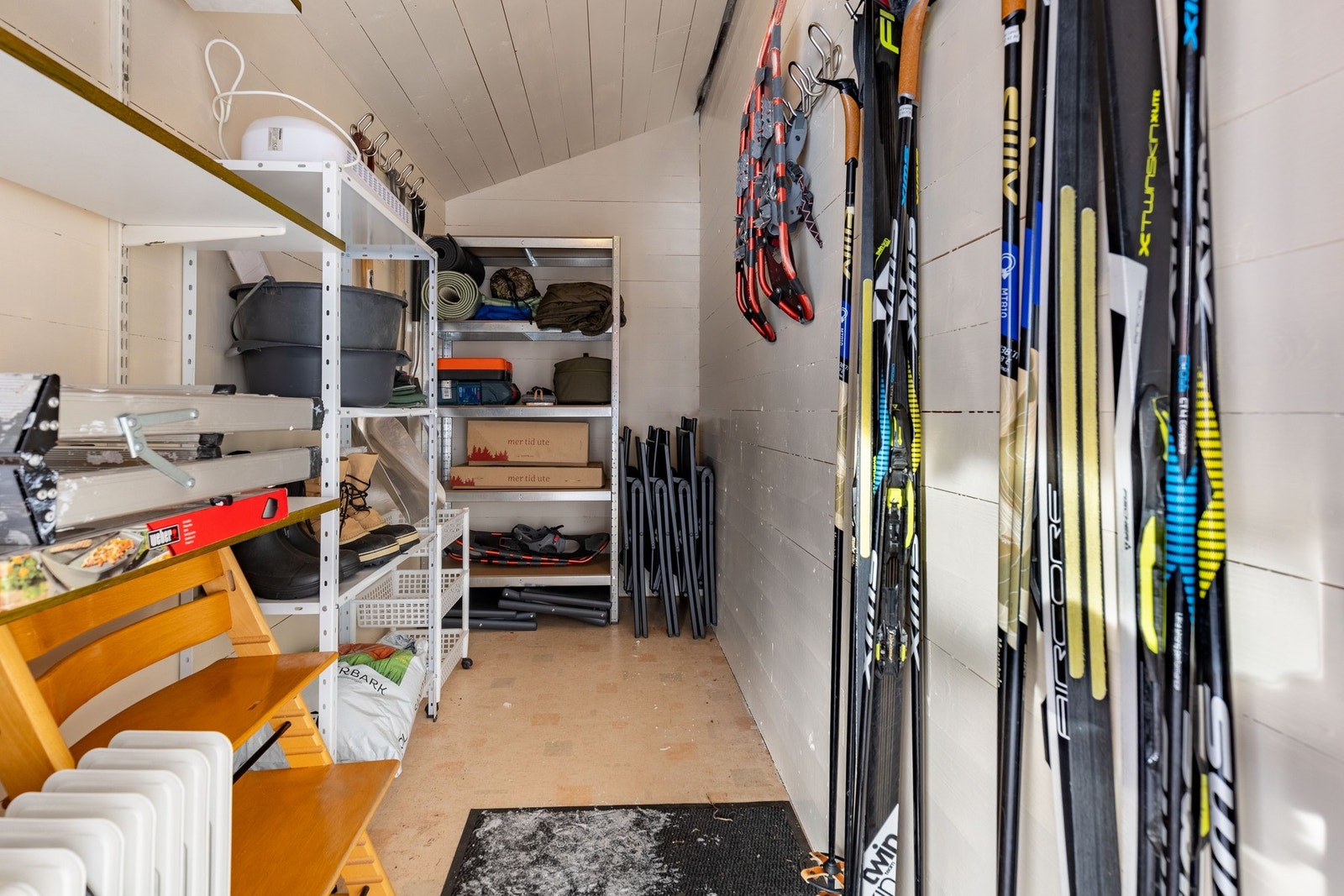 Bod 1: Praktisk bod med god plass til oppbevaring av utemøbler, ski og annet utstyr. Galleribilde