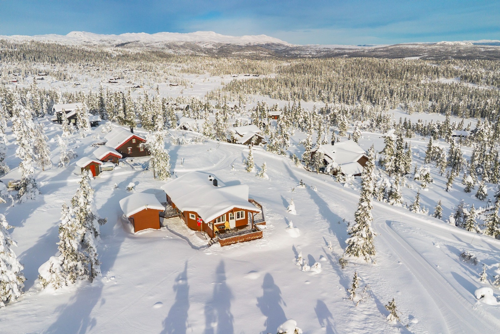 I tillegg til hytten er det en frittstående bod og gårdsplass med plass til 3/4 biler. Galleribilde
