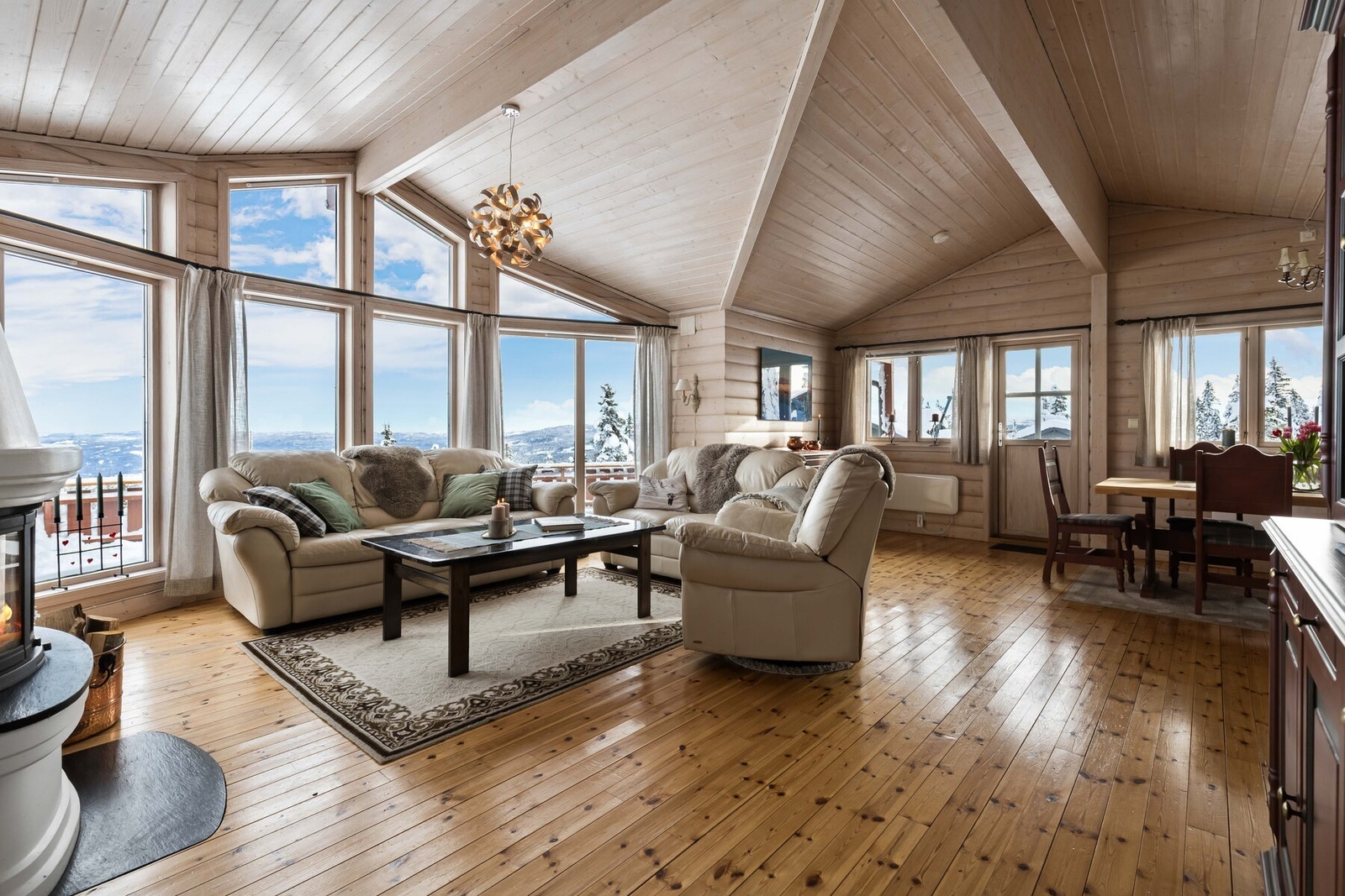 Gulvene er belagt med parkett, mens vegger og himling er kledd i lakkert panel. Den spennende utformingen av himlingen tilfører rommet karakter og et eksklusivt preg. Galleribilde