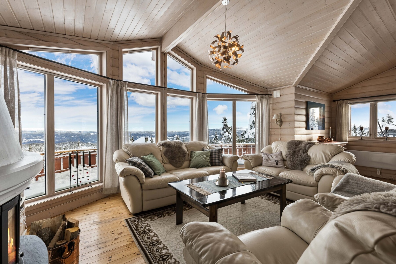 Stuen har en romslig og sosial sone med god plass til en større sofagruppe. Galleribilde