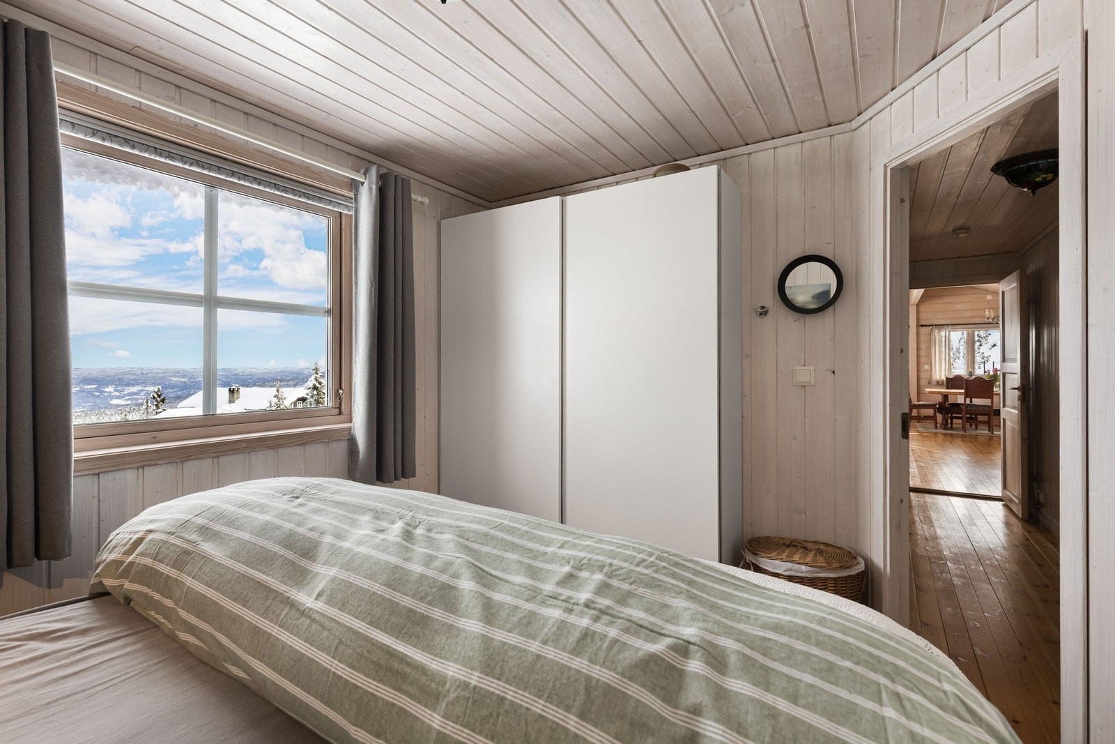 Det er etablert garderobe på hovedsoverommet. Galleribilde