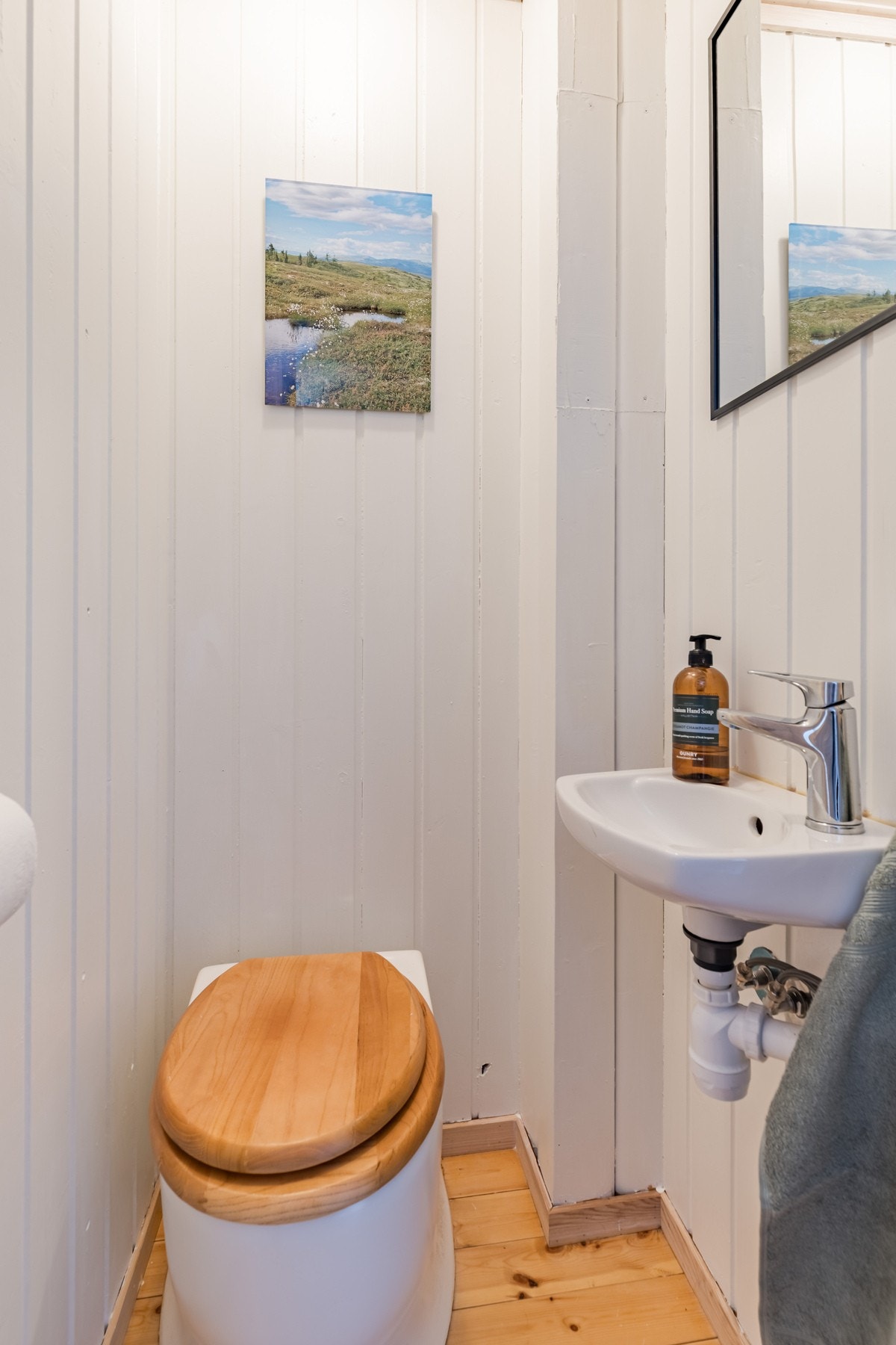 Eget toalettrom med biologisk toalett og servant. Galleribilde