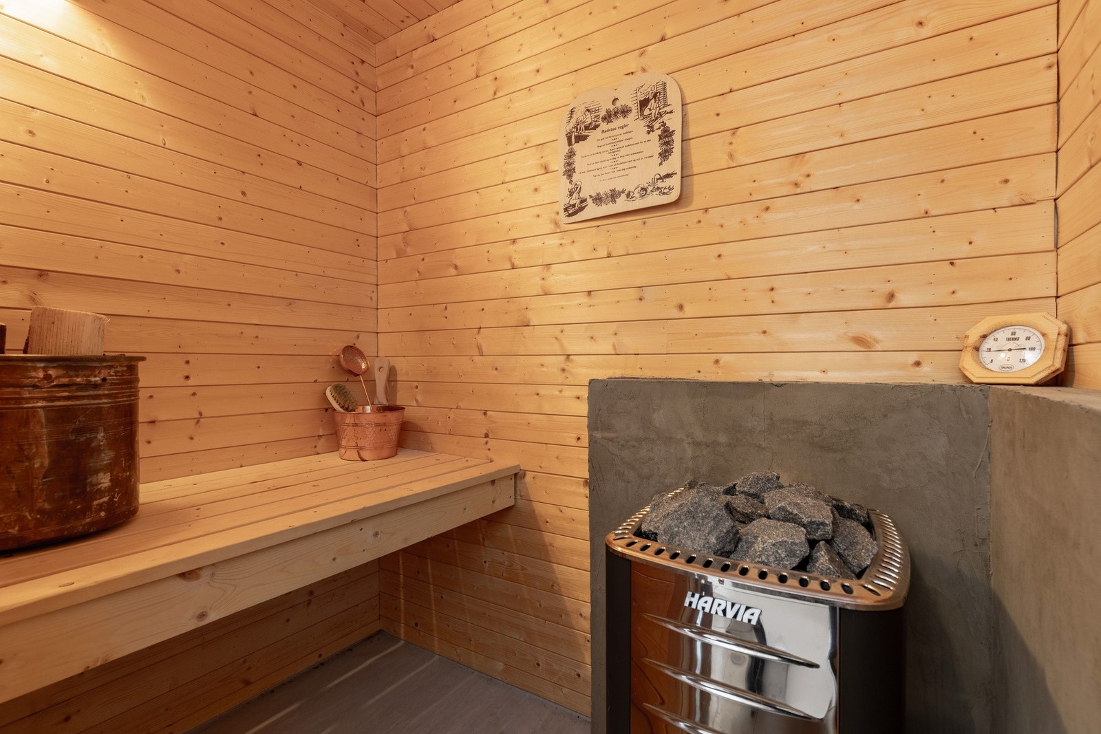 Hytta har vedfyrt badstue, ideell for varme og velvære etter lange dager ute i fjellet. Galleribilde