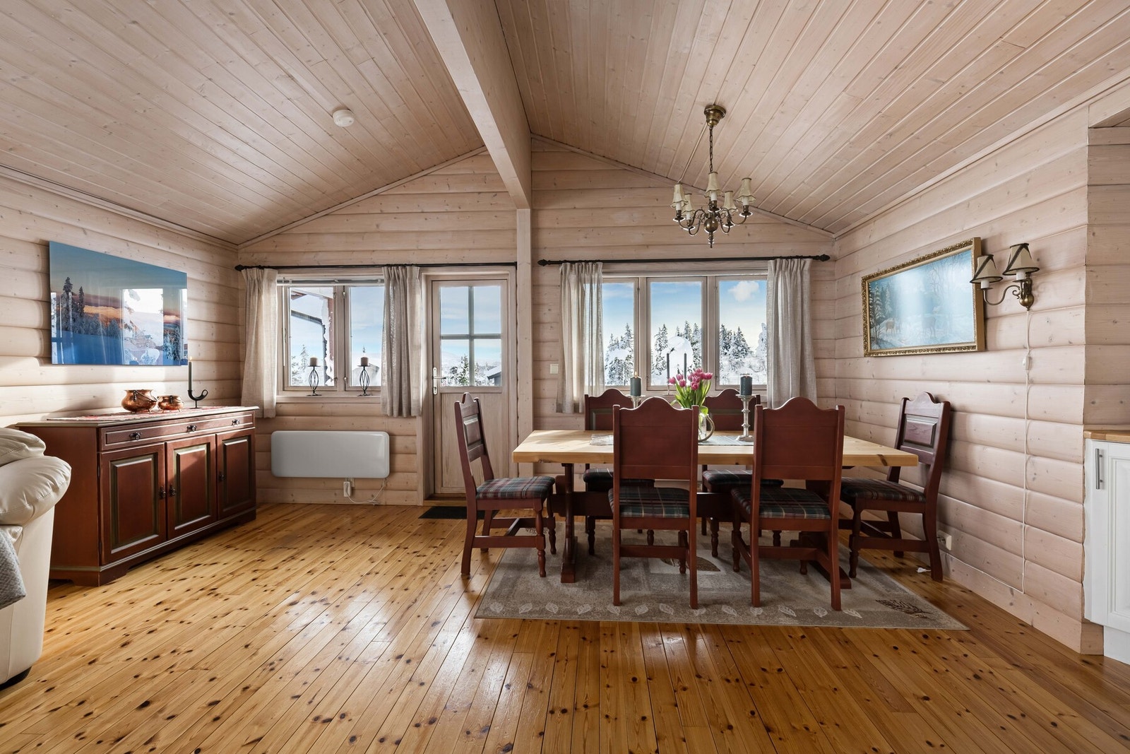 Spiseplassen har praktisk utgang til terrassen, noe som gir en naturlig forlengelse av oppholdsarealet. Galleribilde