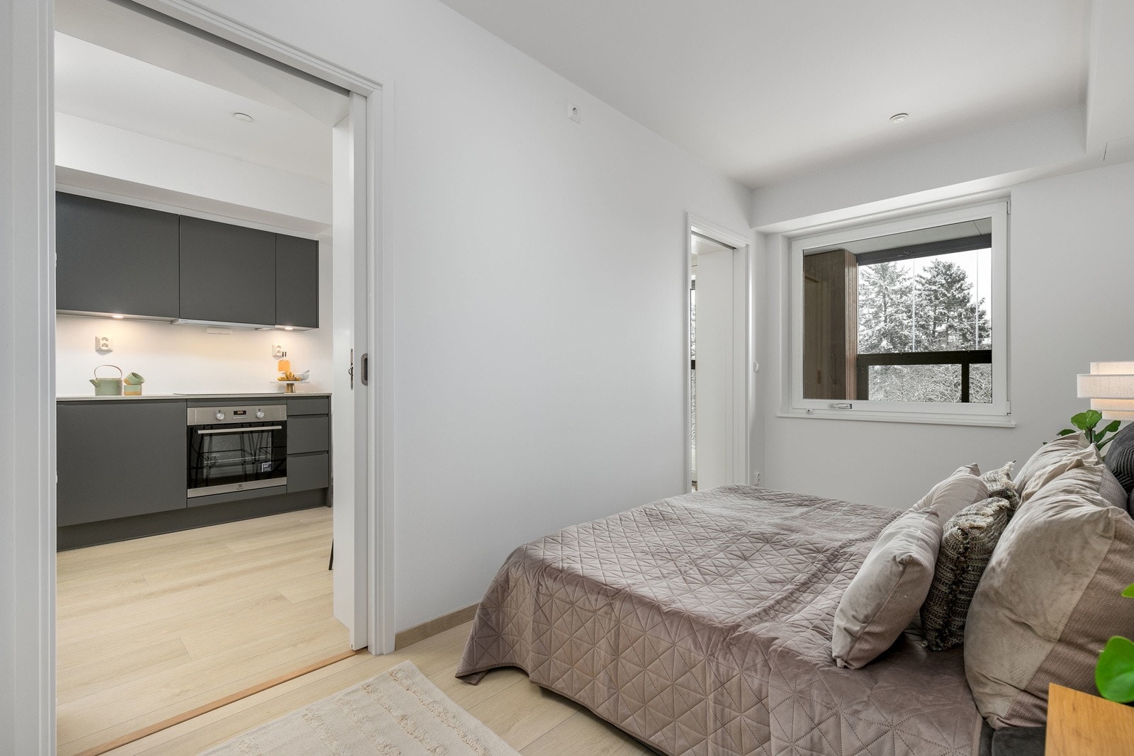 Soverommet har god plass til en dobbeltseng med tilhørende nattbord Galleribilde