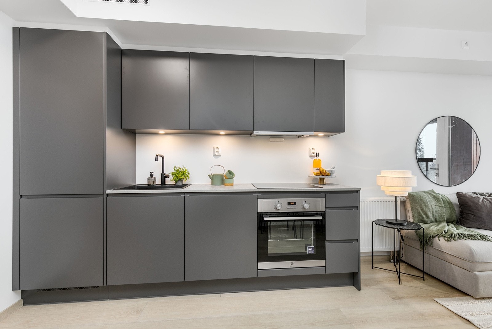 Lekkert kjøkken i åpen løsning mot stue, med integrerte hvitevarer. Galleribilde