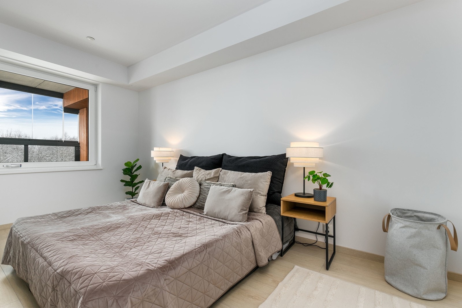 Soverommet har god plass til en dobbeltseng med tilhørende nattbord Galleribilde