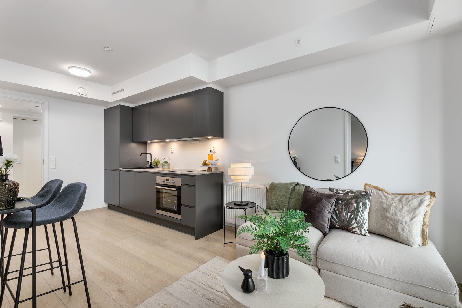 Oppvarming med vannbåren varme via radiatorer, samt balansert ventilasjon med varmegjenvinning. En meget energieffektiv bolig! Galleribilde