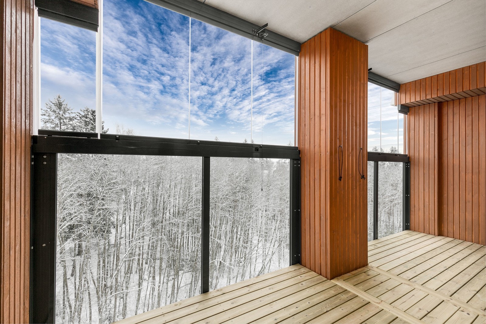 Utgang til en sydøstvendt innglasset balkong på 10 kvm Galleribilde