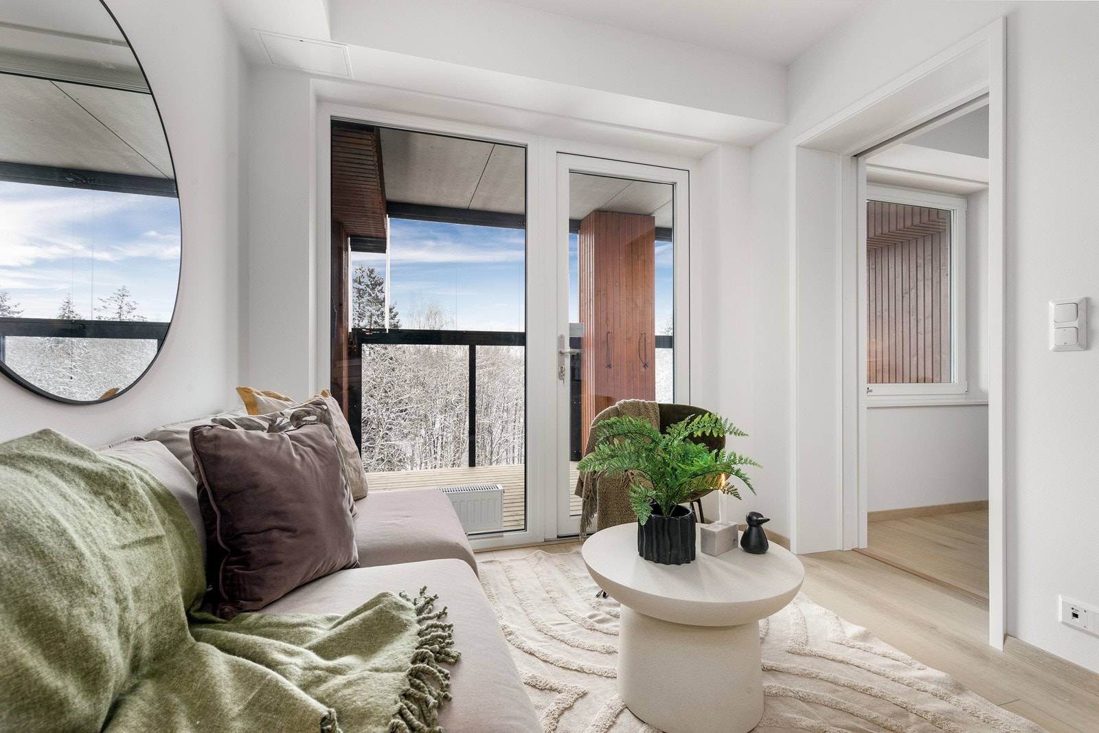 Leiligheten har en gjennomført høy standard, med 1-stavs lys laminat på gulv og listfrie vindussmyg. Galleribilde