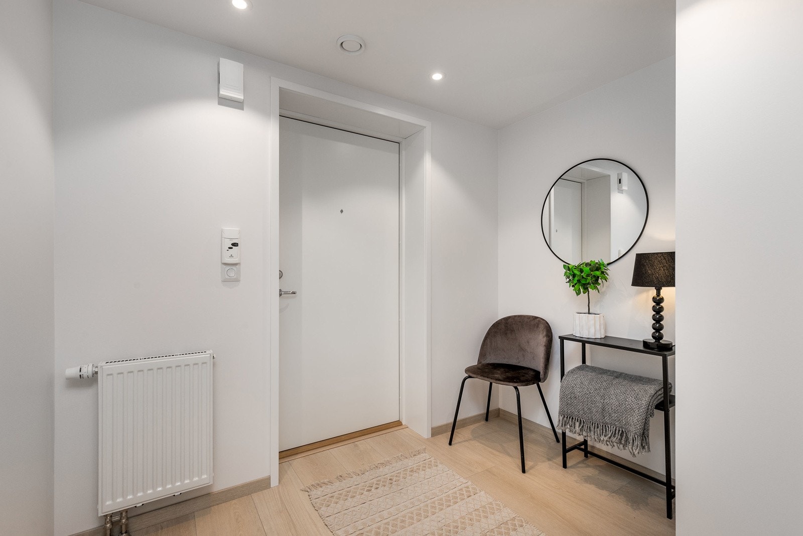 Flott entré/ gang med god avsatt plass til skapinnredning. Galleribilde