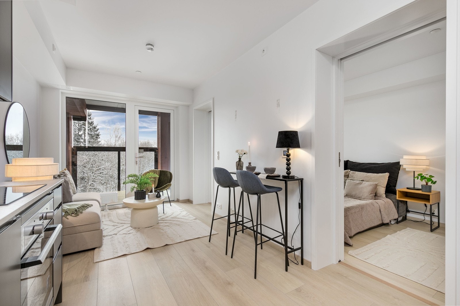 Leiligheten har en lys og effektiv planløsning, med store vinduer Galleribilde