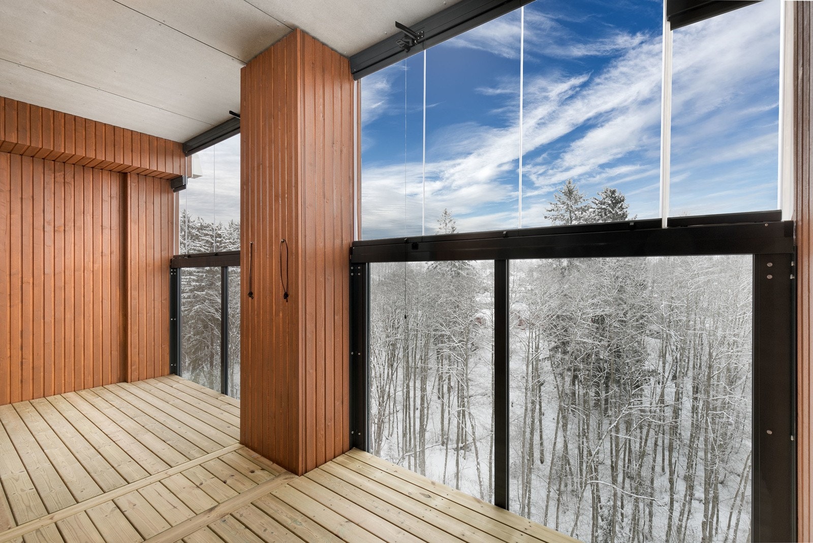 Utgang til en sydøstvendt innglasset balkong på 10 kvm Galleribilde