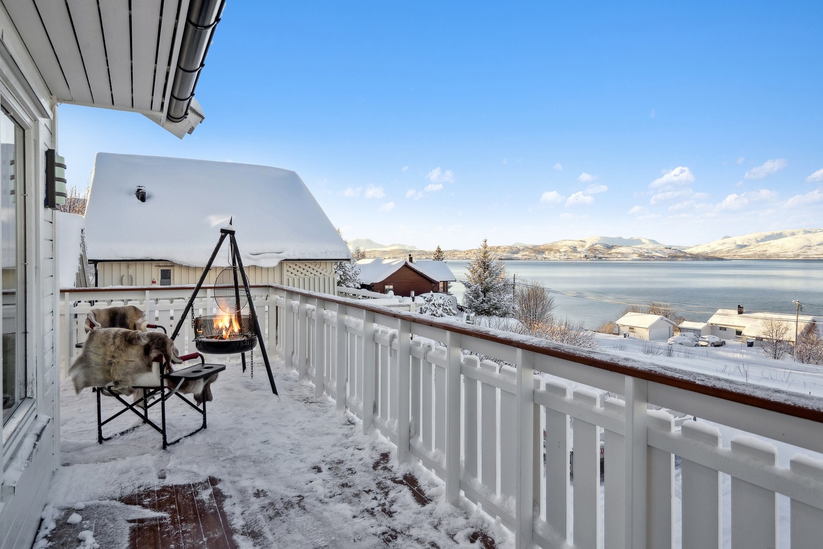 Balkongen er romslig med god plass til møblering Galleribilde