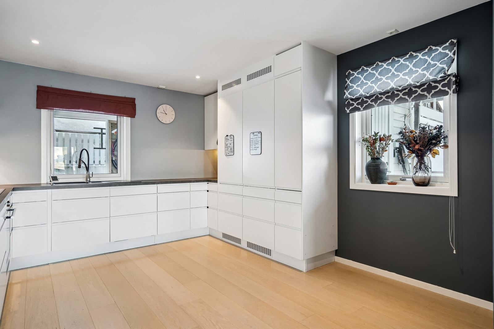 Vinduene på kjøkkenet slipper inn rikelig med dagslys Galleribilde