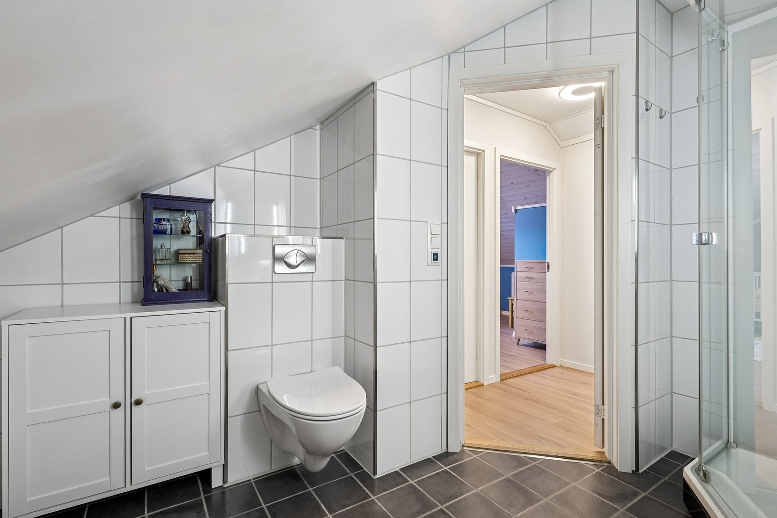 Bad i andre etasje med vegghengt innredning og dusj Galleribilde