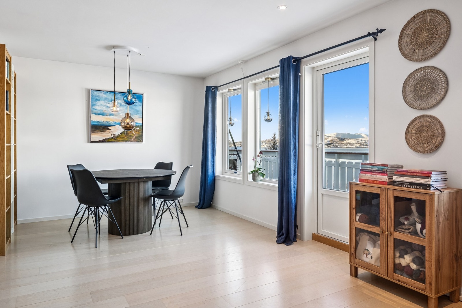 God plass til romslig spisegruppe Galleribilde