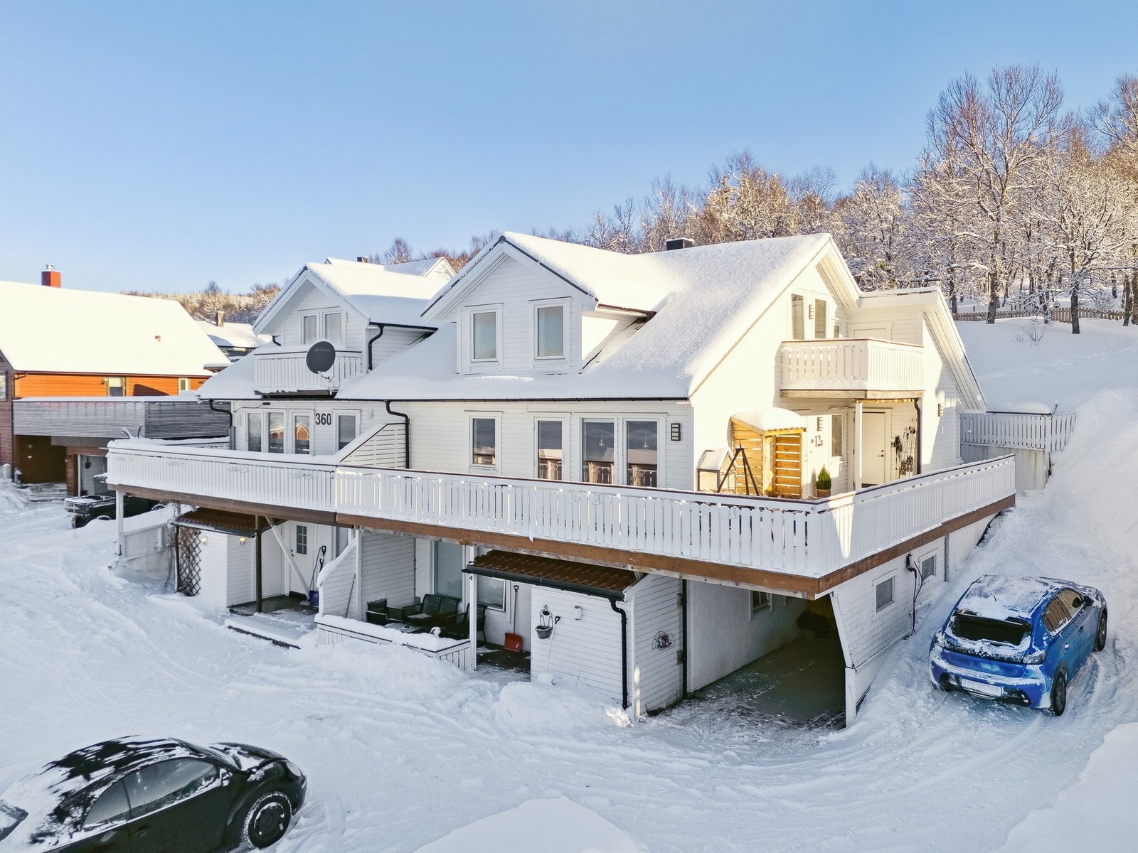 Leiligheten går over to etasjer og er en halvpart av en tomannsboli Galleribilde