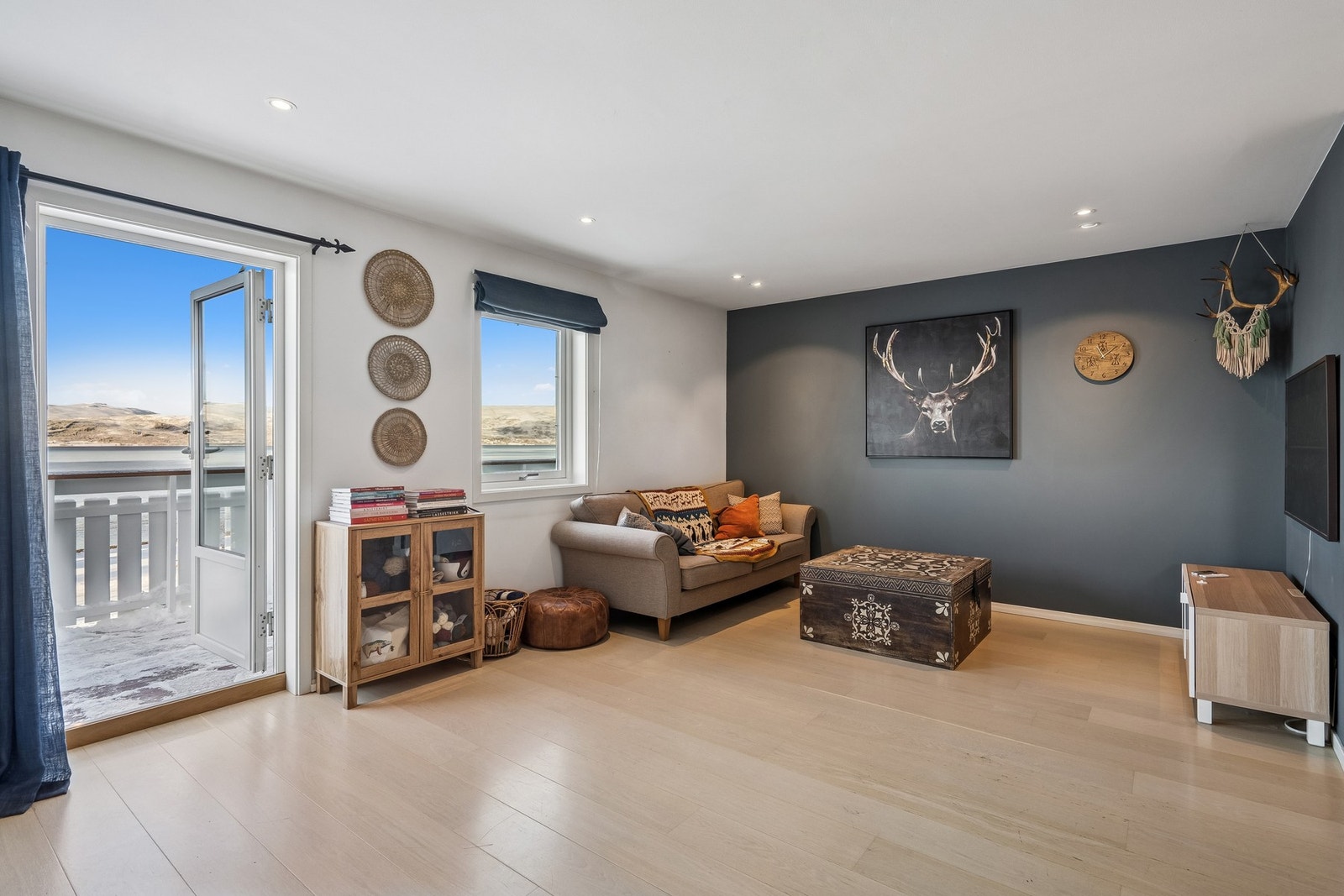 Store vindusflater som slipper inn rikelig med sol og dagslys Galleribilde