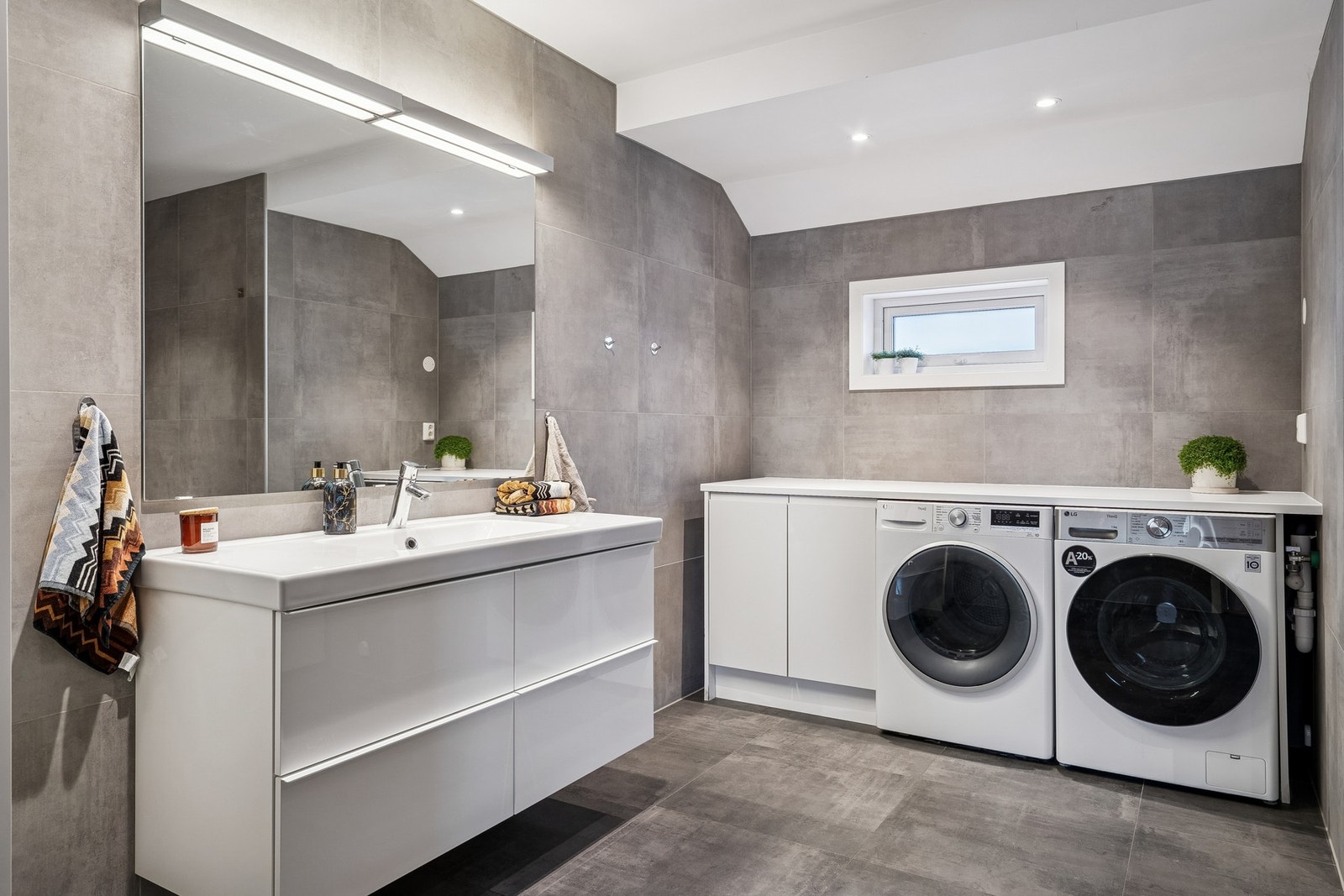 Badet i første etasjen ble renovert av tidligere eier i 2016 Galleribilde