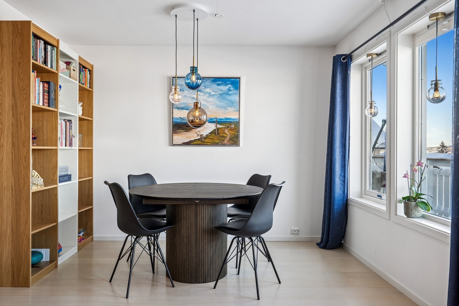 Lamper over spisegruppe følger ikke med salget Galleribilde