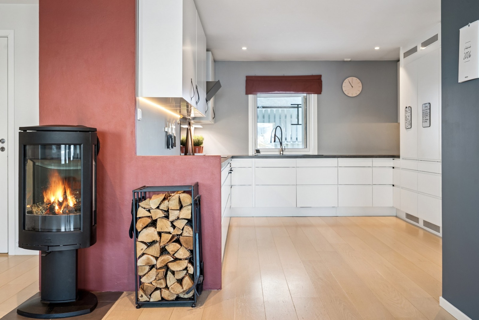 Stort kjøkken med mye oppbevaring og arbeidsflate Galleribilde