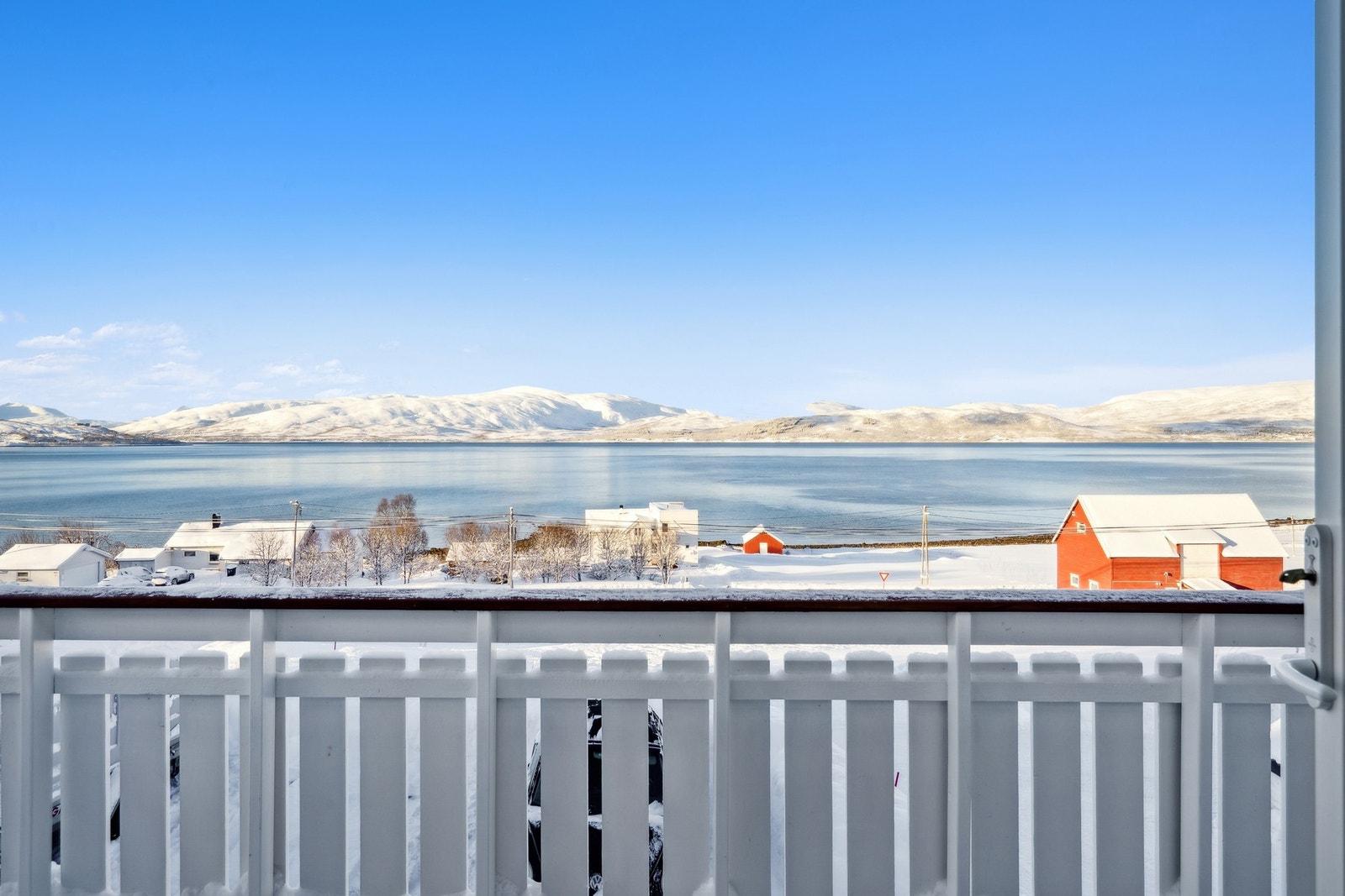 Utsikt mot fjell og natur på Kvaløya og Ringvassøya Galleribilde