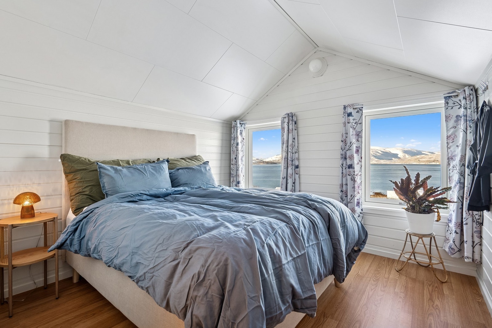 Hovedsoverom har god plass til seng og oppbevaring Galleribilde