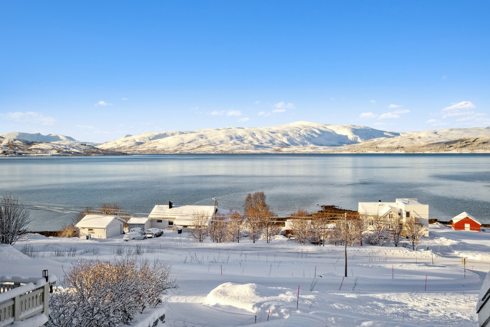 Nydelig utsikt mot hav og majestetiske fjell Galleribilde