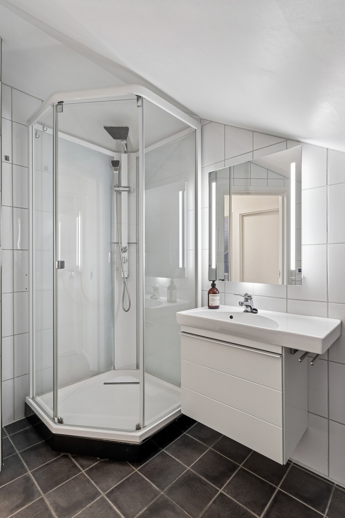 Svært praktisk med to bad i boligen Galleribilde