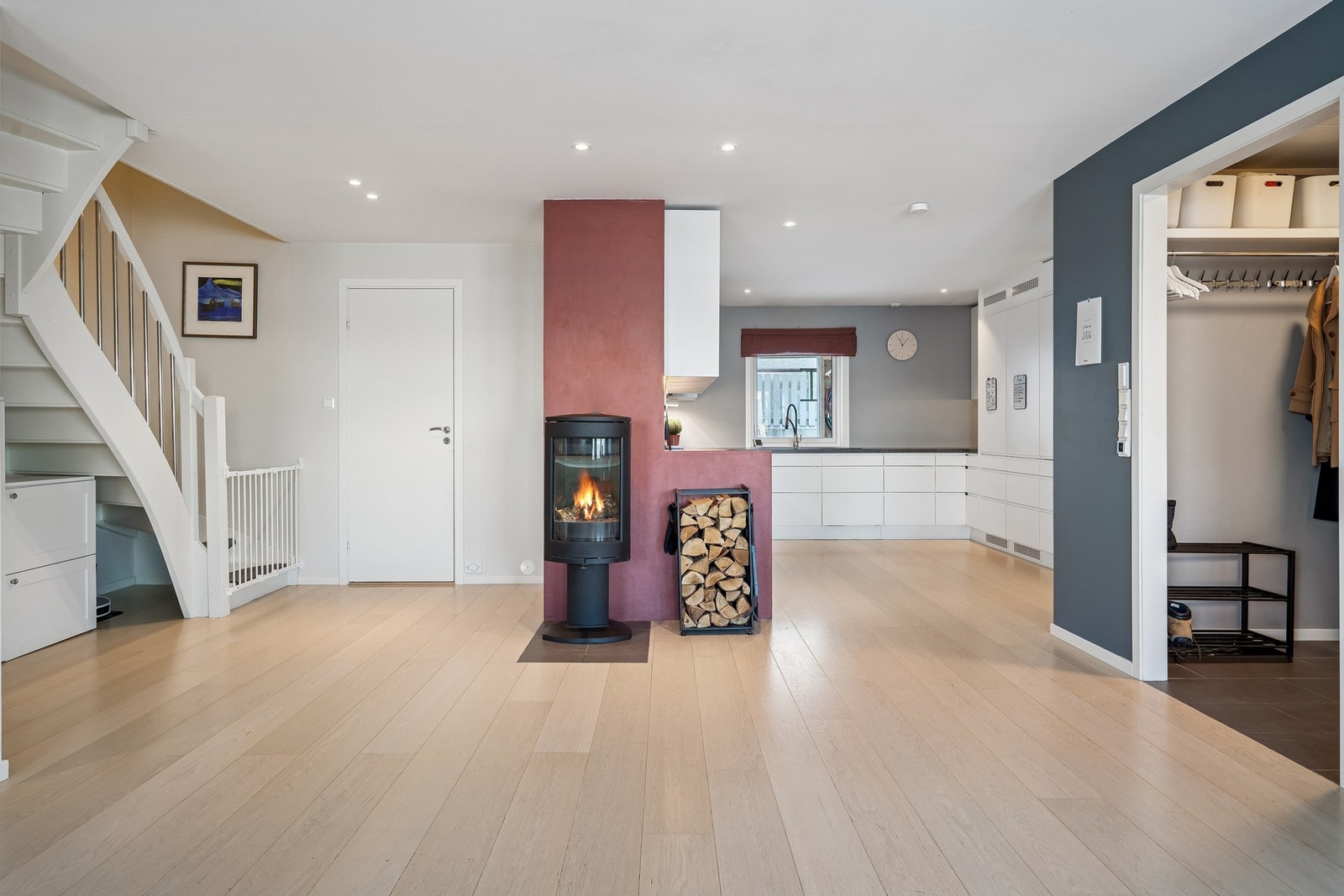 Vedfyring som gir både varme og stemning Galleribilde