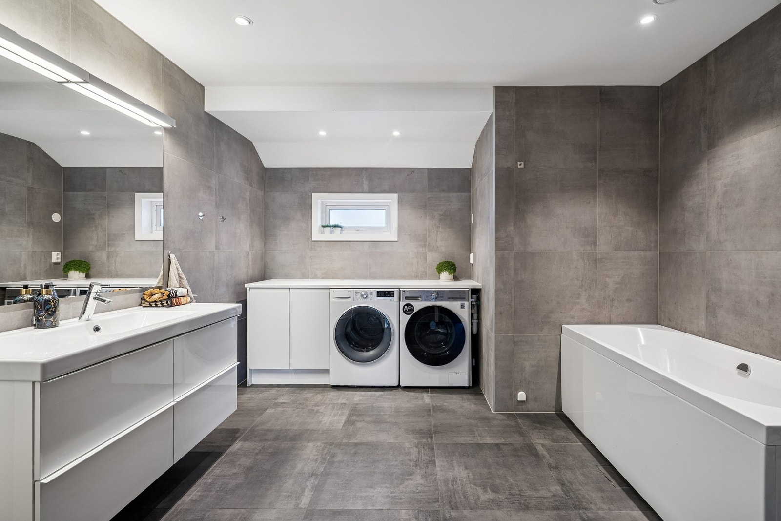 Badet har en moderne finish, spotter og delikate fargevalg Galleribilde