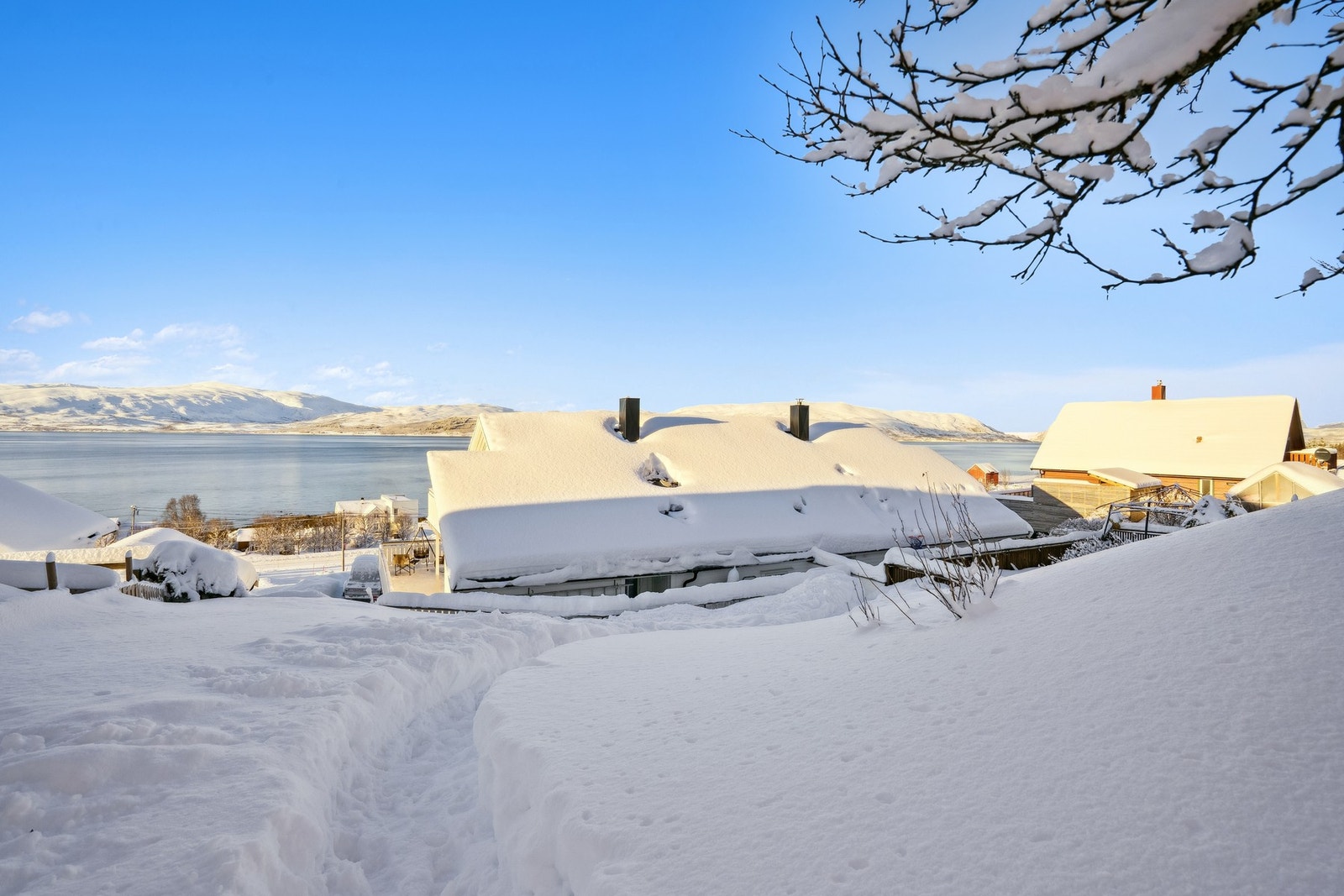 Boligen har en egen hageflekk som er tildelt seksjonen i seksjoneringsbegjæringen Galleribilde