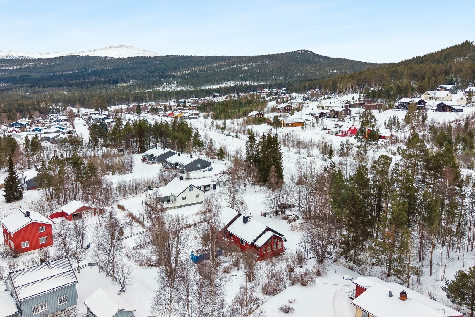 Dette er en innholdsrik enebolig beliggende i et rolig nabolag på Dombås. Galleribilde