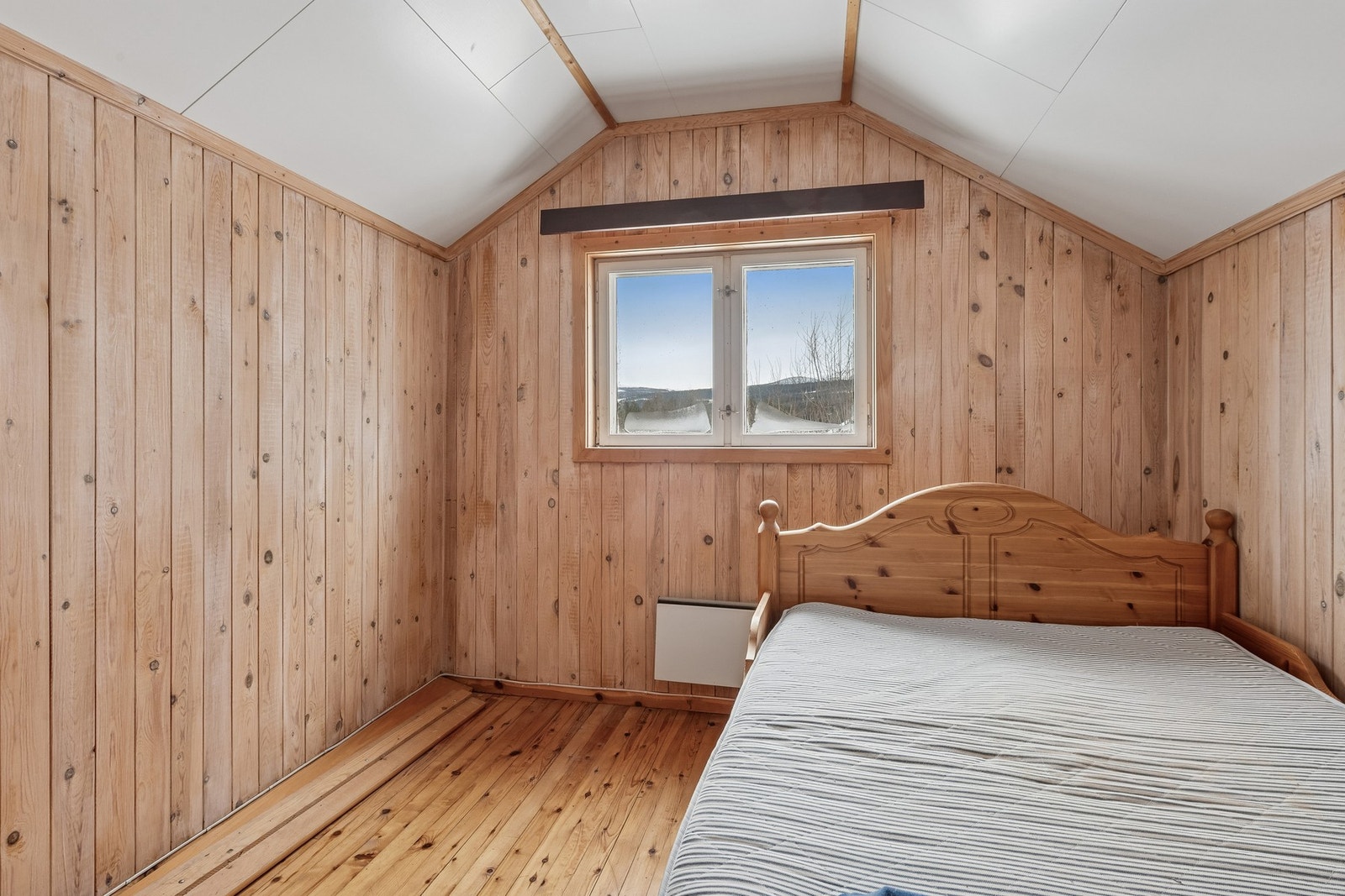 Disponibelt rom på loft, i dag brukt som soverom. Galleribilde